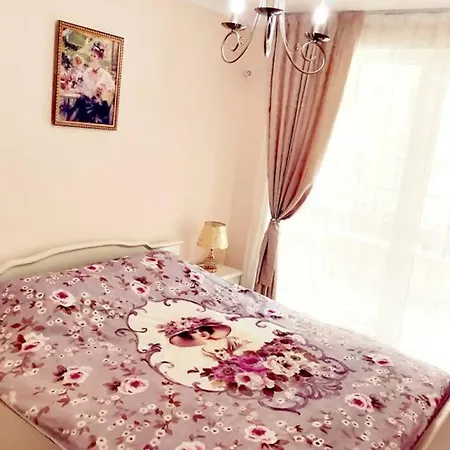 Golden Rose Apartment *